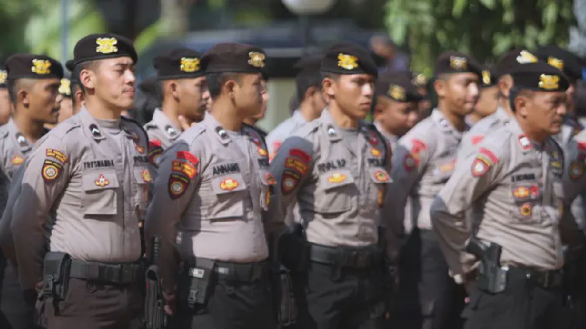Solo — Kepolisian Resor Kota Surakarta menggelar apel pasukan di halaman Markas