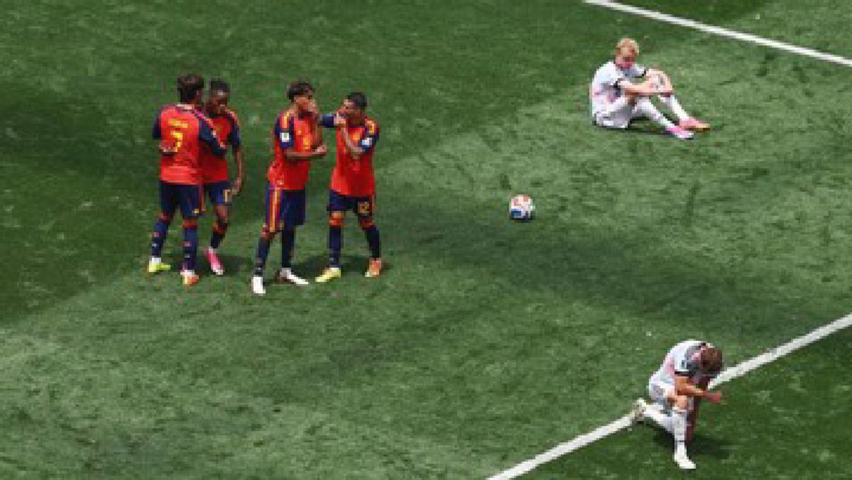 Stadion MetLife di New Jersey bergemuruh dalam simfoni ketegangan yang memuncak. Ribuan