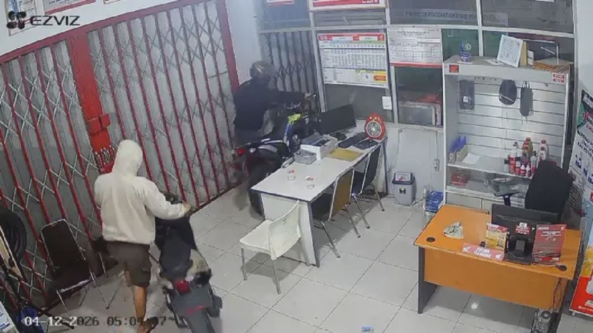 Rekaman CCTV Ungkap Detik-Detik Pembobolan Dealer Motor Lampung