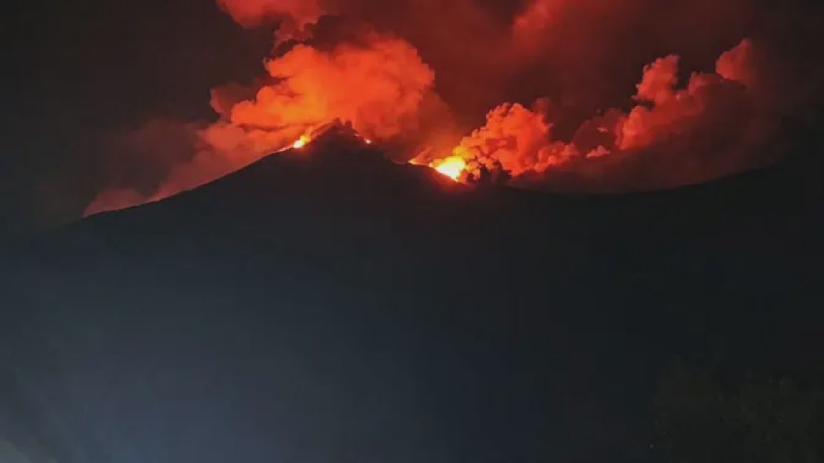 Gunung Karangetang Erupsi, Semburan Api dan Lava Pijar Teramati