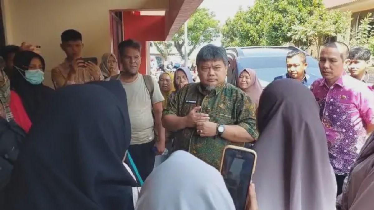 Ratusan Orang Tua Kepung Disdikbud Bandar Lampung Protes SPMB
