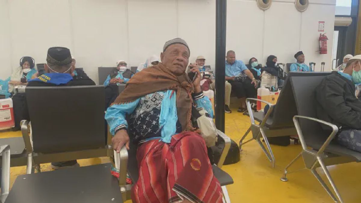 Jeddah — Mbah Sarjo Utomo, Jemaah Haji Tunanetra, Menanti Penerbangan Pulang