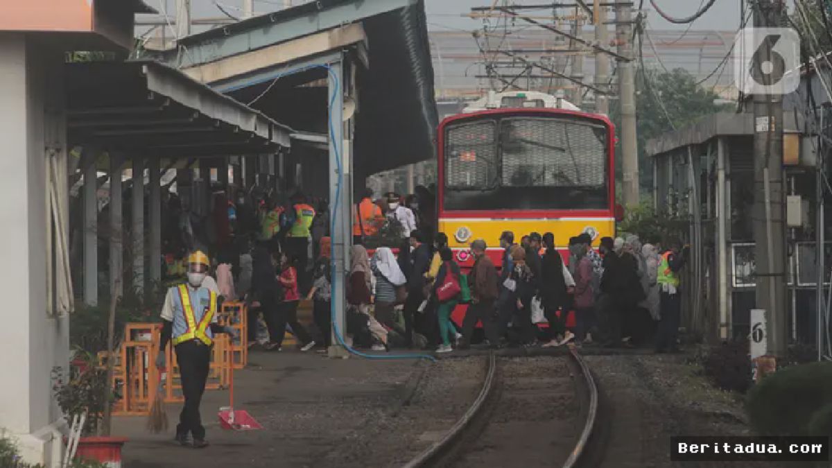 Pembatasan Penumpang KRL di Stasiun Bekasi Picu Antrean Panjang
