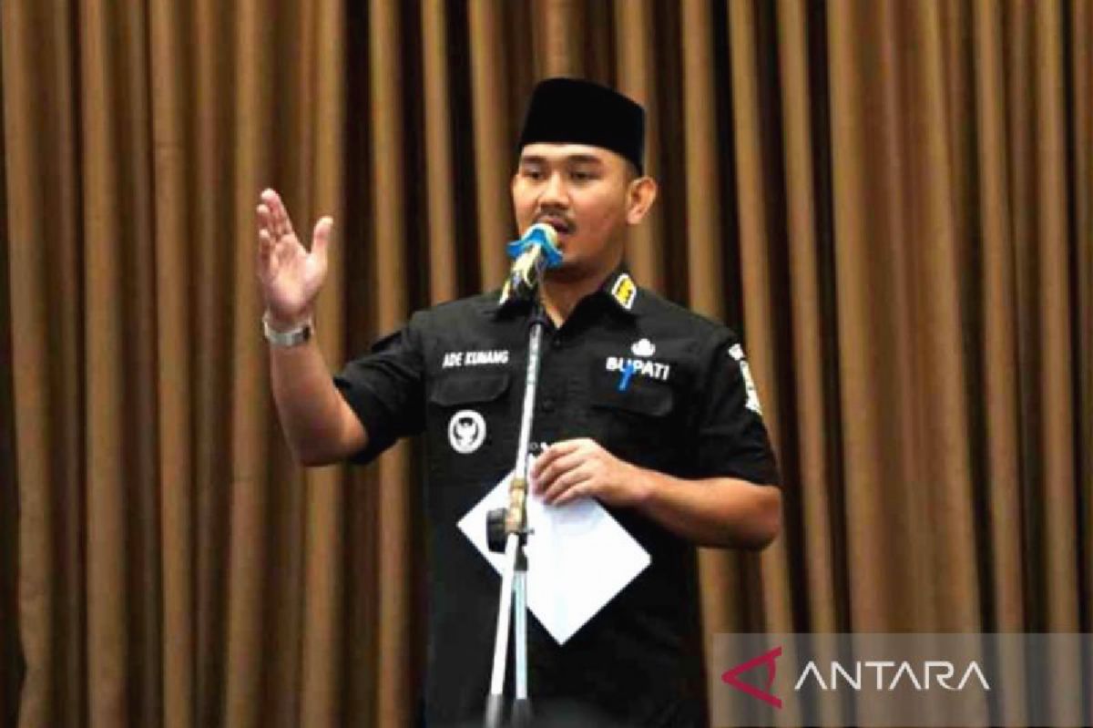 Kontras Dua Pejabat: Ade Kuswara Ditangkap, Suyudi Ario Seto Tangkap Buronan