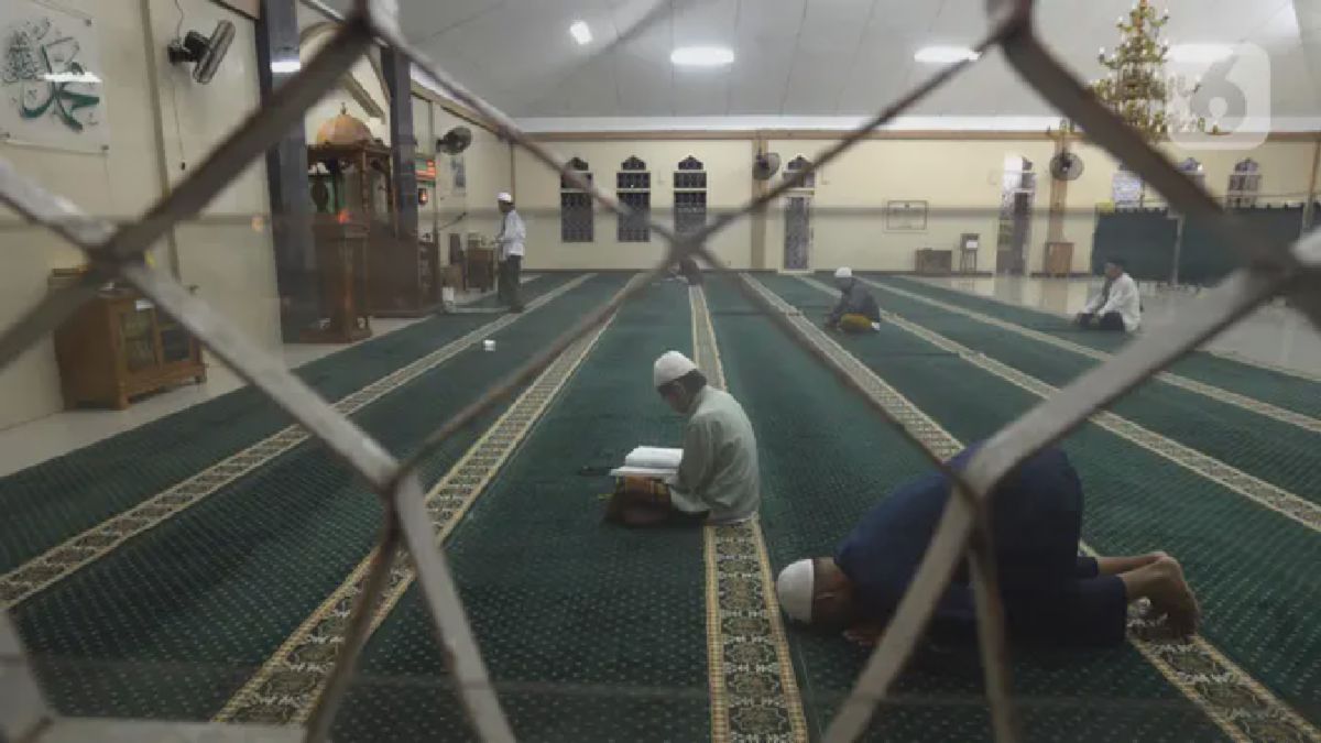 Warga Karawang Berburu Lailatul Qadar Sambil Itikaf di Masjid Asy-Syuhada