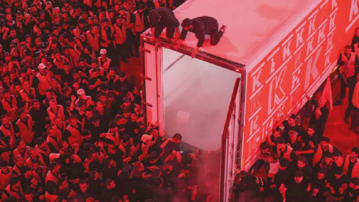 Jutaan Pelayat Antar Jenazah Khamenei di Karbala, Kementan Umumkan Harga Acuan Telur