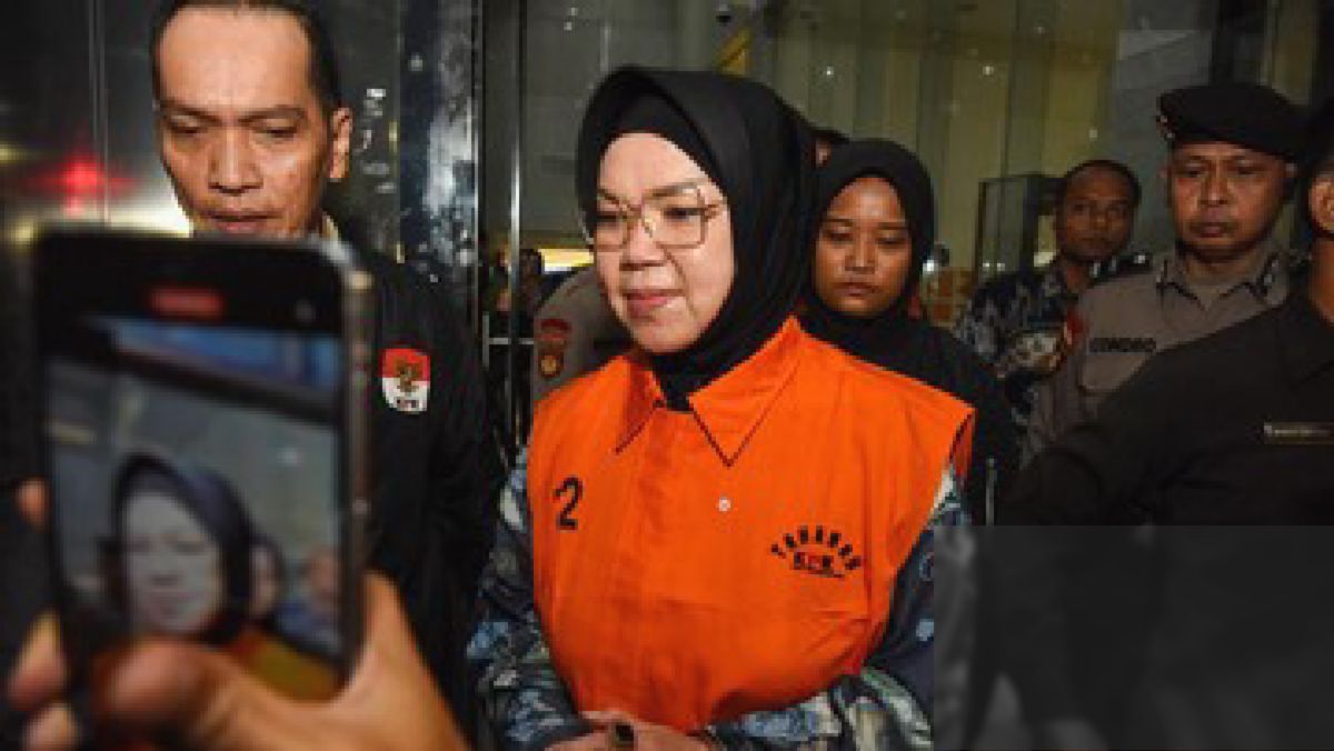 KPK Tampilkan Barang Bukti dan Periksa Suami Bupati Sukoharjo