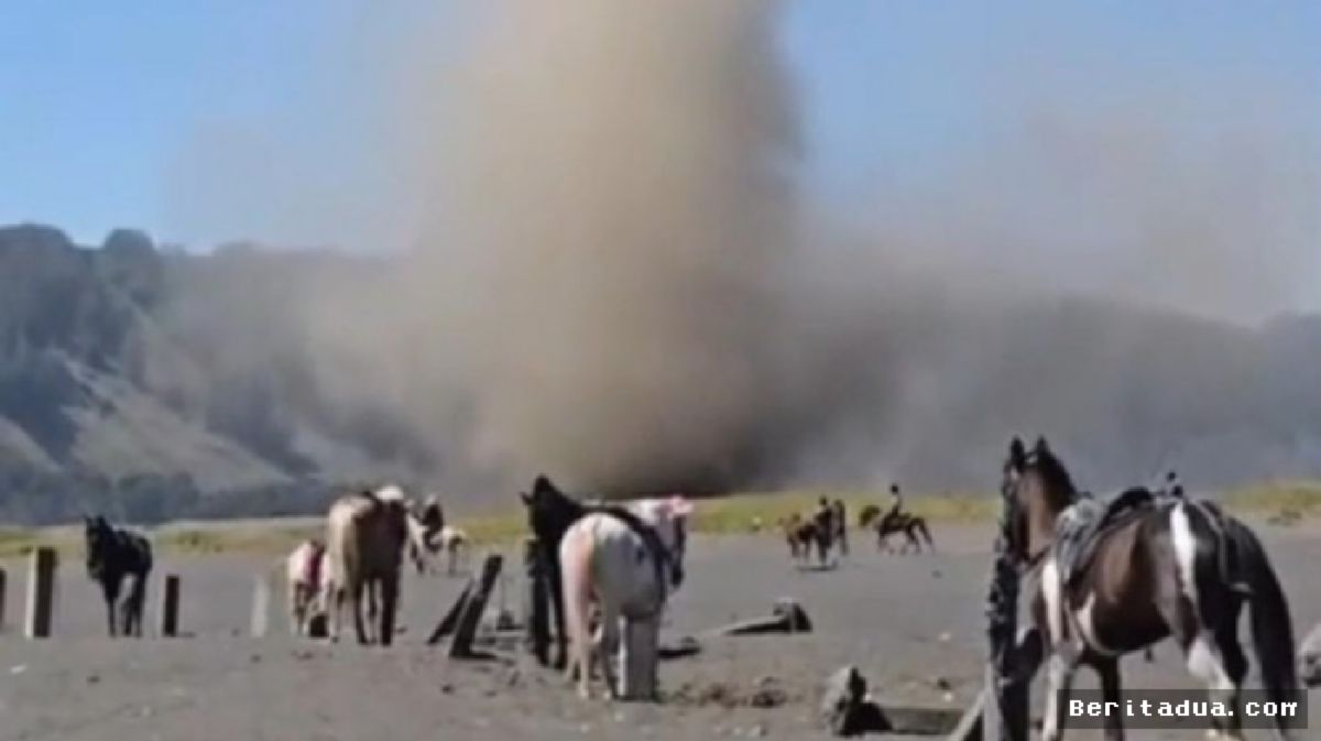 Debu Setan Terjang Bromo, Wisatawan Justru Jadi Tontonan