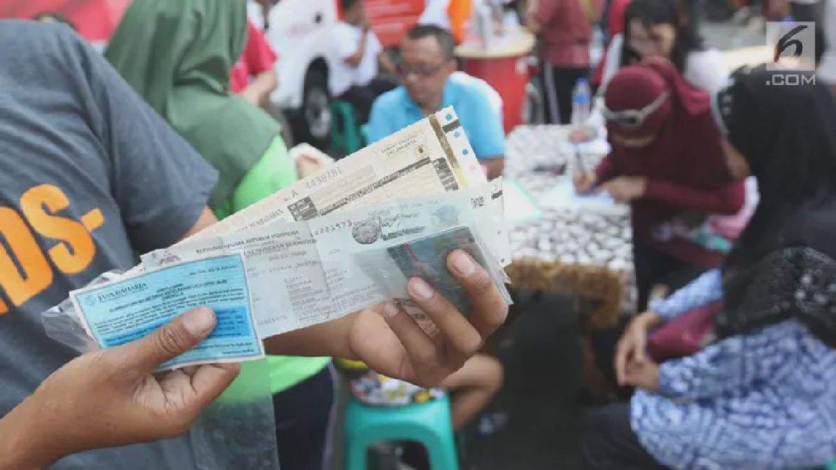 Warga Jakarta Bayar Pajak STNK Tanpa BPKB di Car Free Day