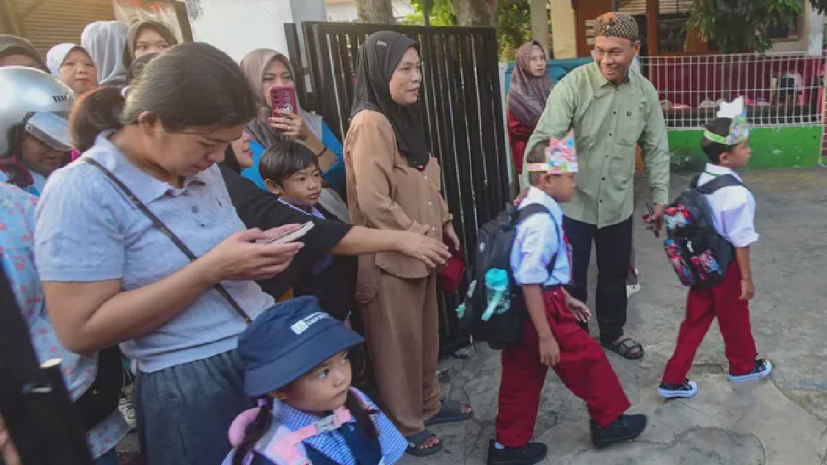 Orang Tua Antusias Antar Anak di Hari Pertama MPLS SDN Meruyung