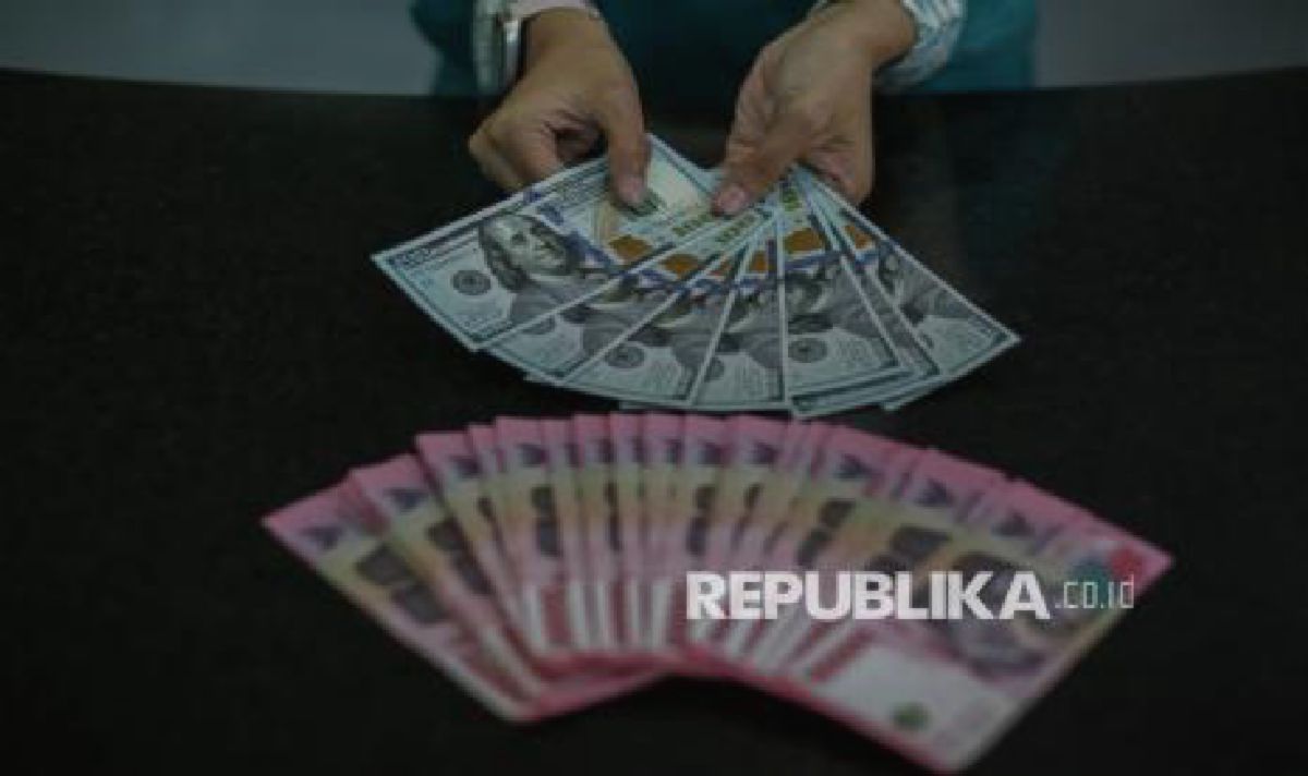 Rupiah Melemah ke Rp18.090 per Dolar AS, IHSG Dibuka Menguat
