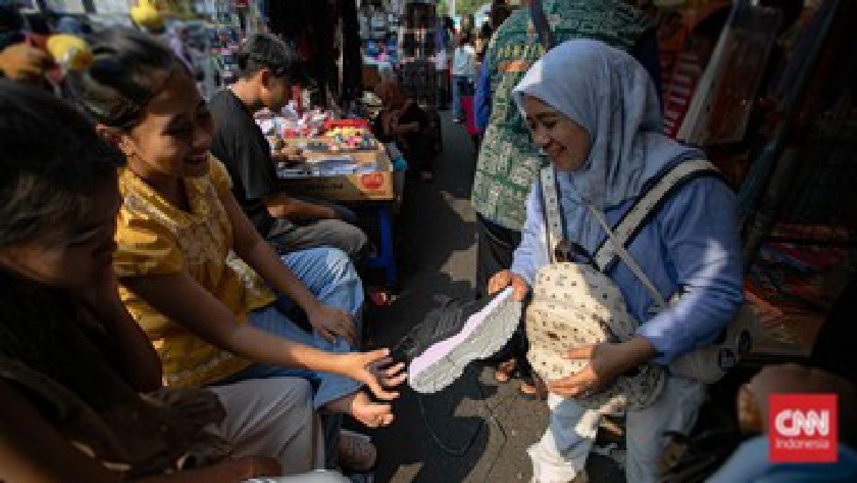 Sambut Tahun Ajaran Baru, Warga Banjiri Pasar Asemka Cari Perlengkapan Sekolah