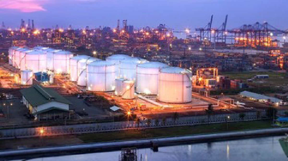 Harga Minyak Turun Tipis ke US$76, Konflik Iran-AS Berlanjut