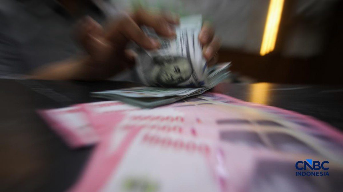 Rupiah Menguat Akhir Pekan, Peluang Kembali ke Rp17.000?