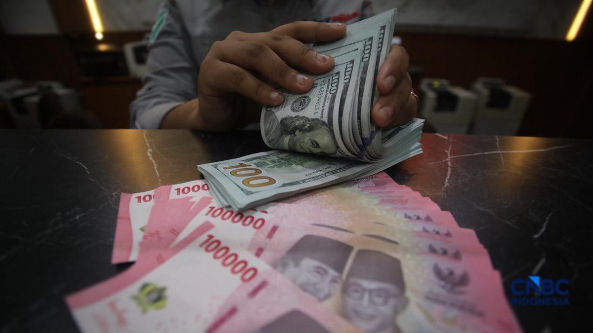 Rupiah Melemah, Dolar AS Kini Mendekati Level Rp18.100