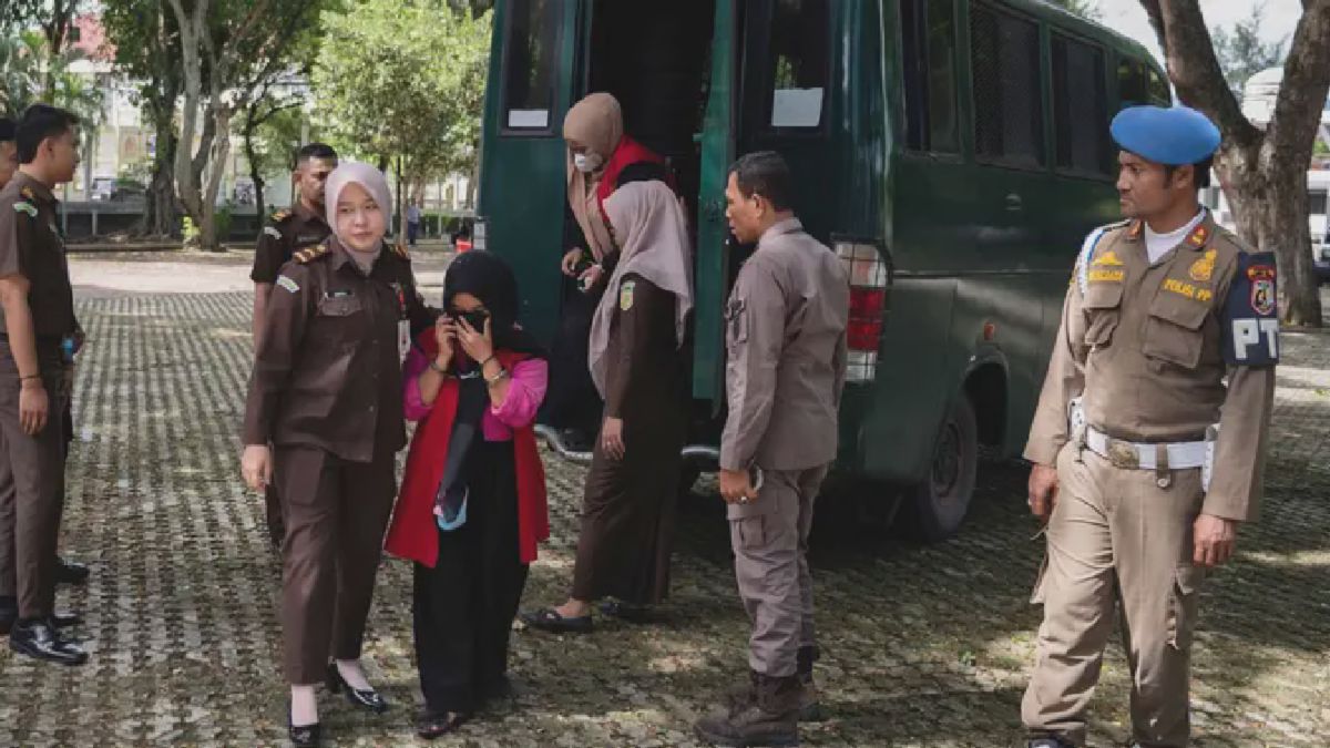 Banda Aceh — Berciuman di TikTok, Wanita dan Pria Dicambuk di Depan Publik