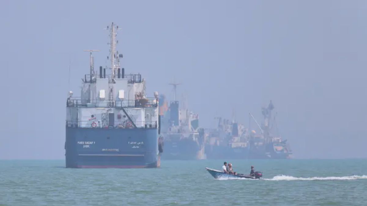 Perahu Motor Iran Lintasi Kapal Berlabuh di Selat Hormuz
