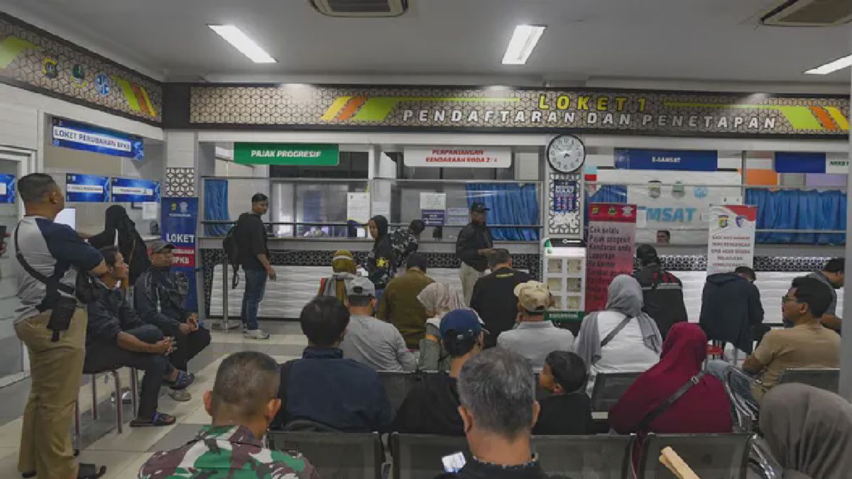 Program Pemutihan Pajak Kendaraan Diserbu Warga, Samsat Cinere Dipadati Antrean