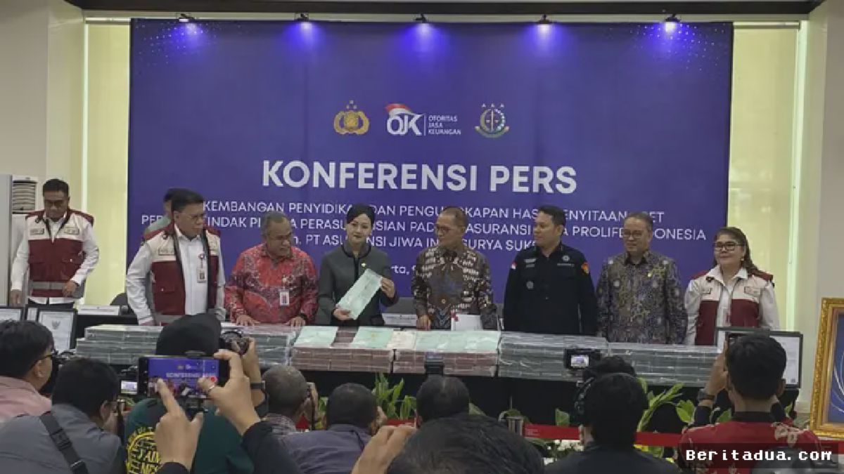 Otoritas Jasa Keuangan (OJK) menggelar konferensi pers untuk mengungkapkan hasil penyitaan aset